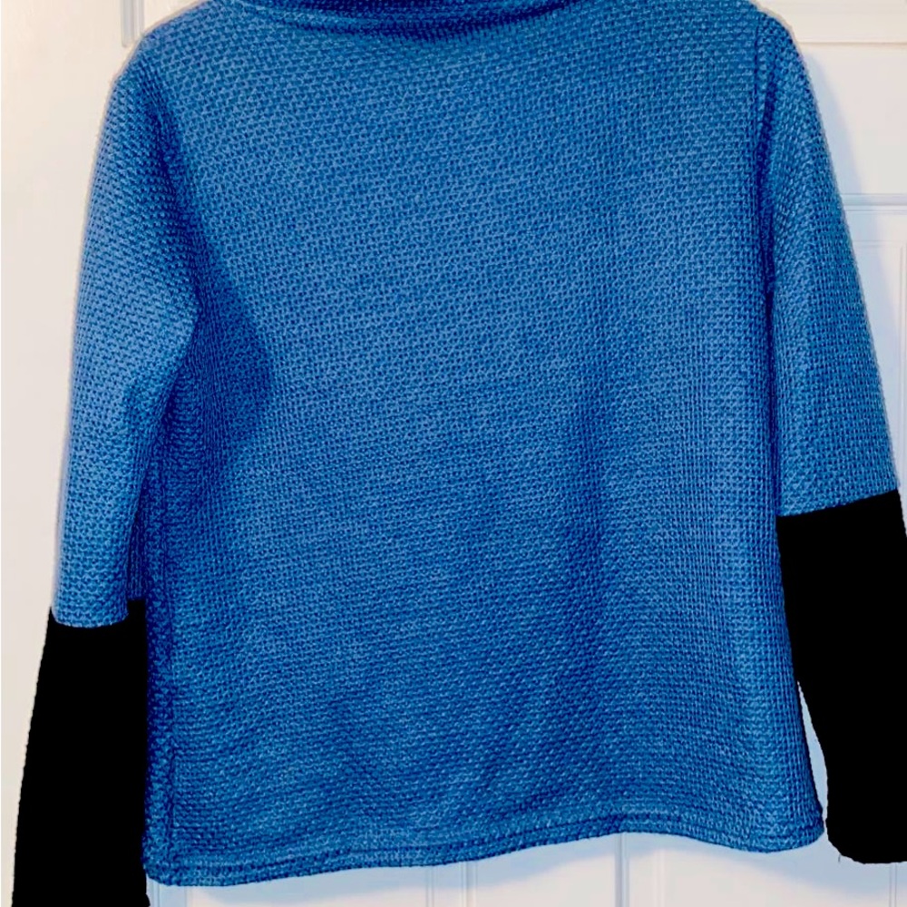 Designer: unknown. Size medium. - Picture 2 of 2